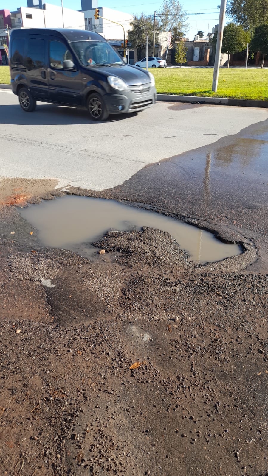Piden el arreglo de una pérdida de agua en la calle Pilcomayo – Plan B ...