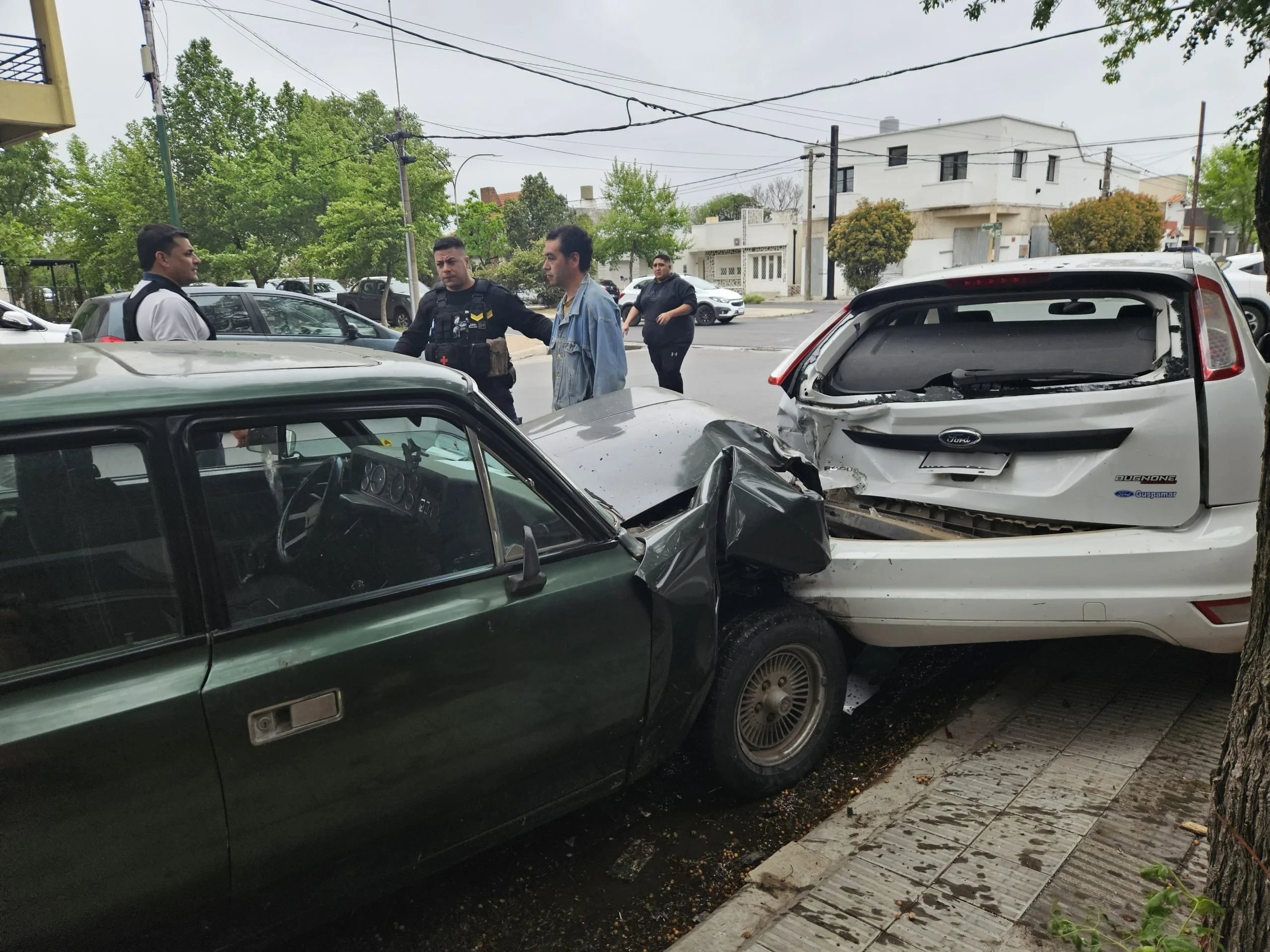 Perdió el control de su auto y desencadenó un choque en efecto dominó ...