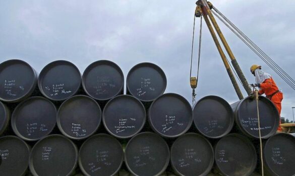 El petróleo cruza la barrera de los 100 dólares por barril por la ...