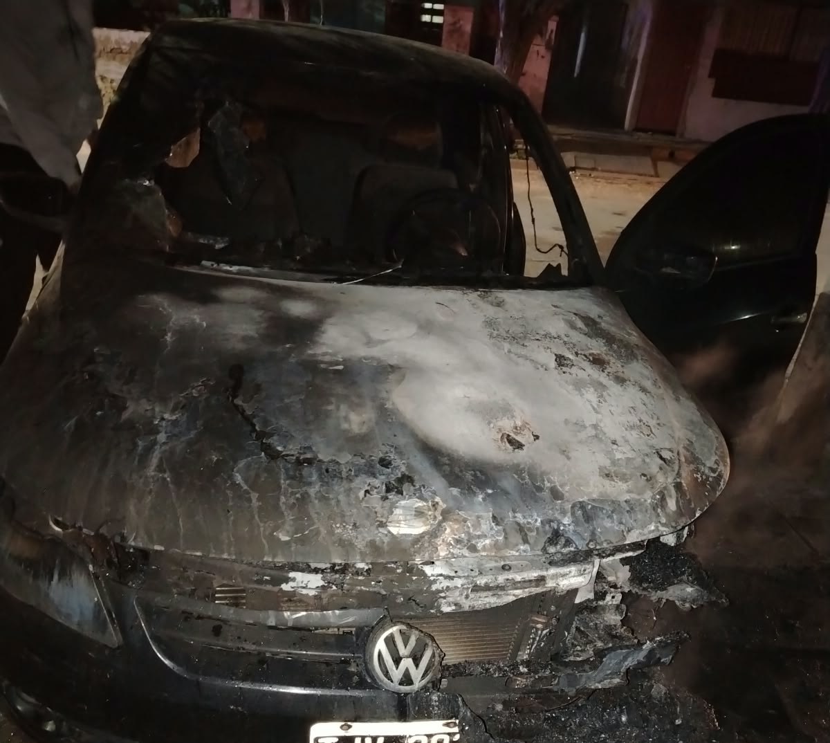 Auto incendiado en Santa Rosa