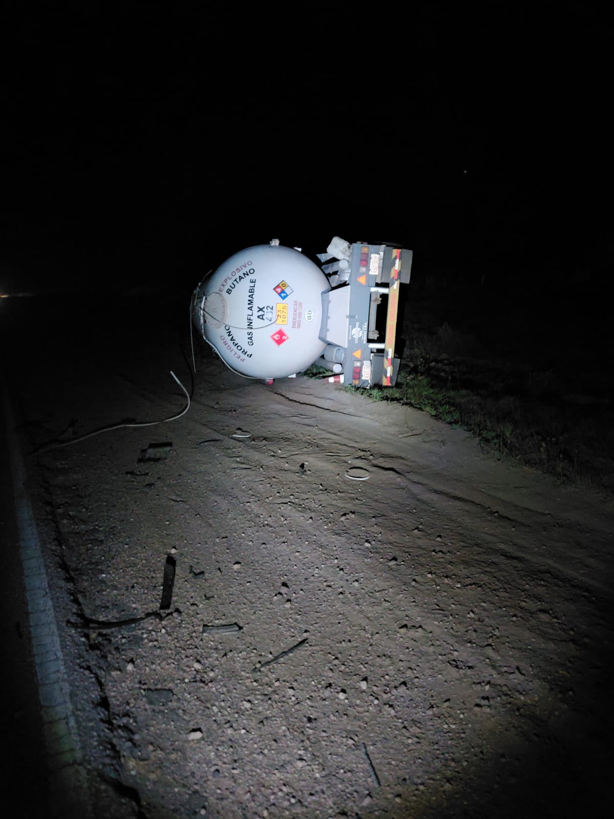 Camión de gas licuado volcado en la ruta 143