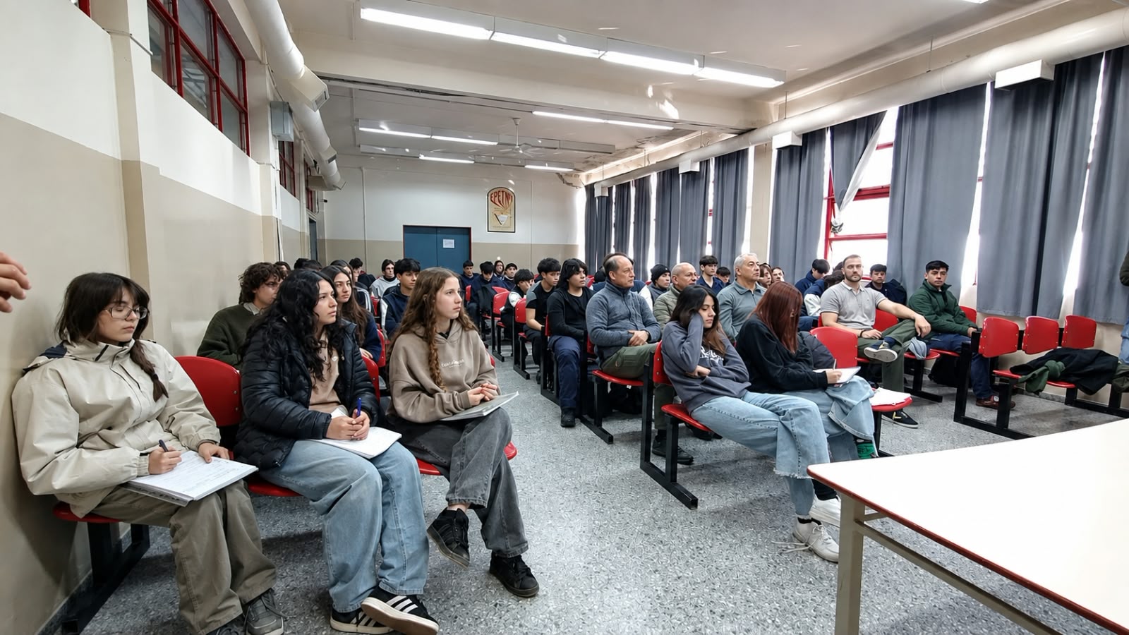 Estudiantes de la EPET junto a autoridades del IPAV