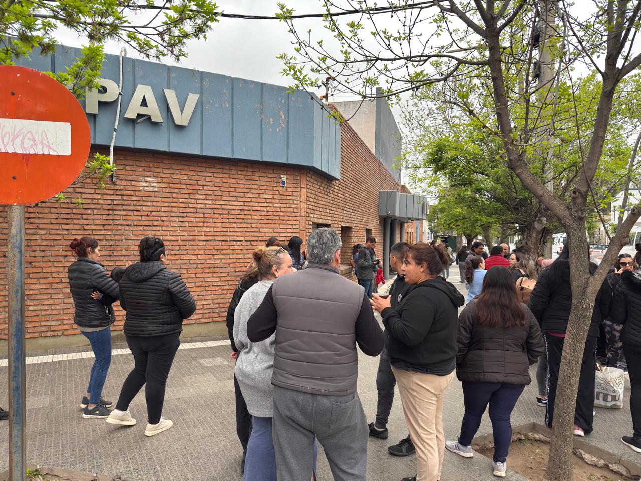 Vecinos y vecinas de Santa Rosa se presentaron este miércoles en el IPAV para reclamar viviendas.
