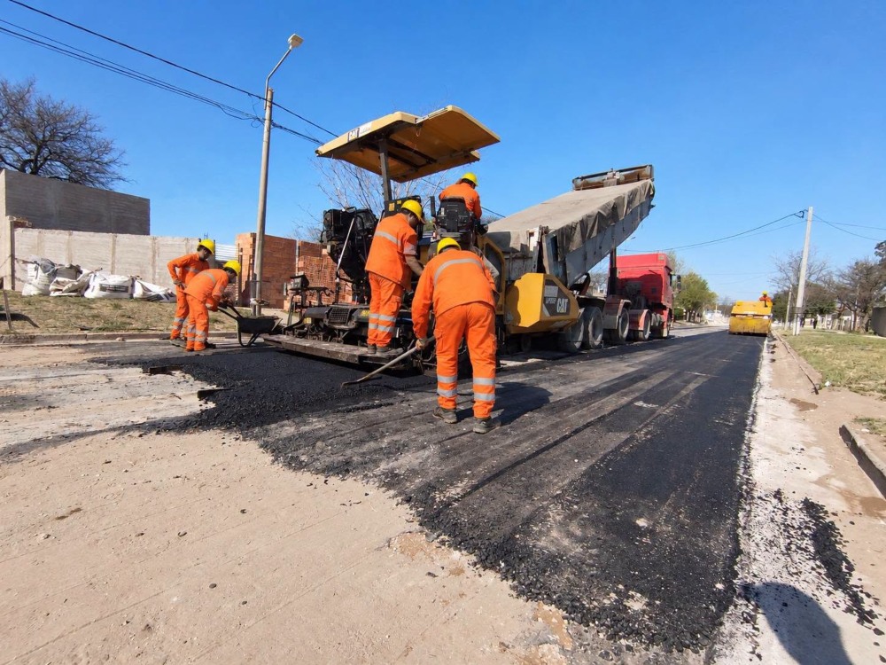 Obras de asfalto en el Barrio Sur de Toay