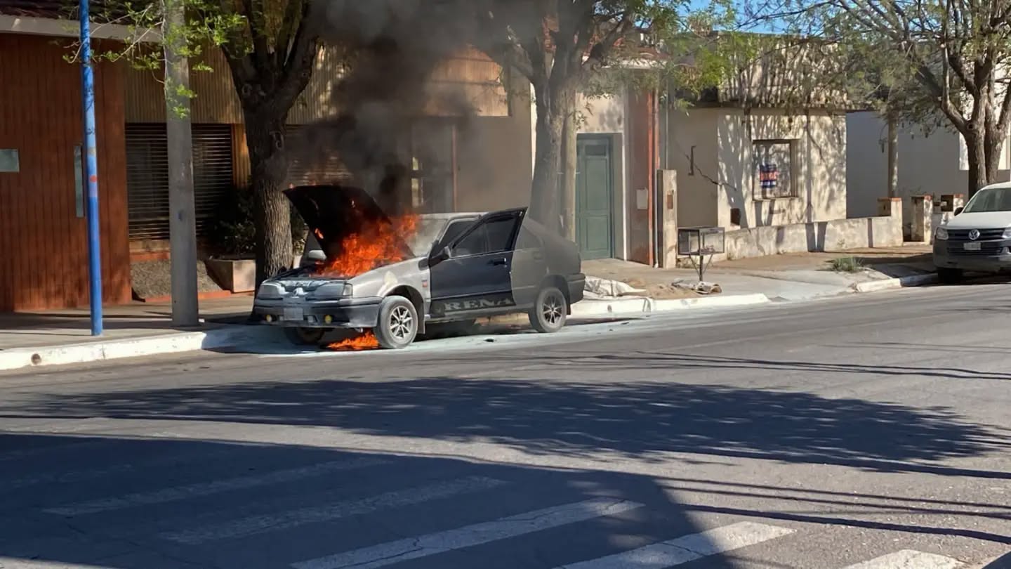 Renault 19 quemado en General Acha
