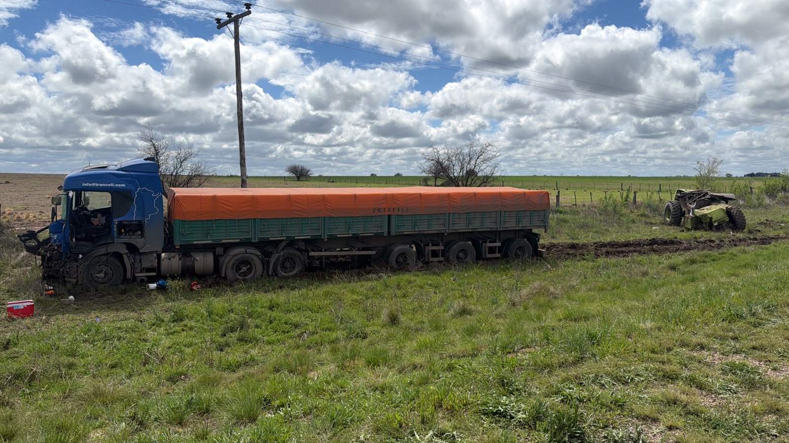 Choque entre un camión y un tractor cerca de Doblas