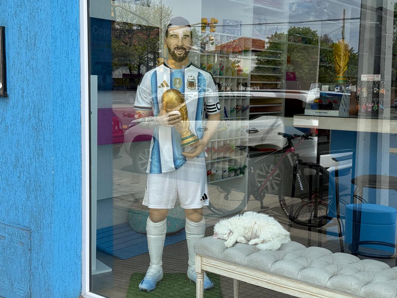 Réplica de Messi junto a la Copa del Mundo